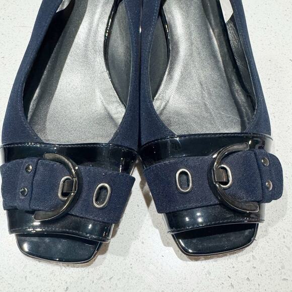 STUART WEITZMAN Black Navy Patent Leather Fabric Buckle Open Toe Pumps Sz 8.5 - Picture 2 of 9